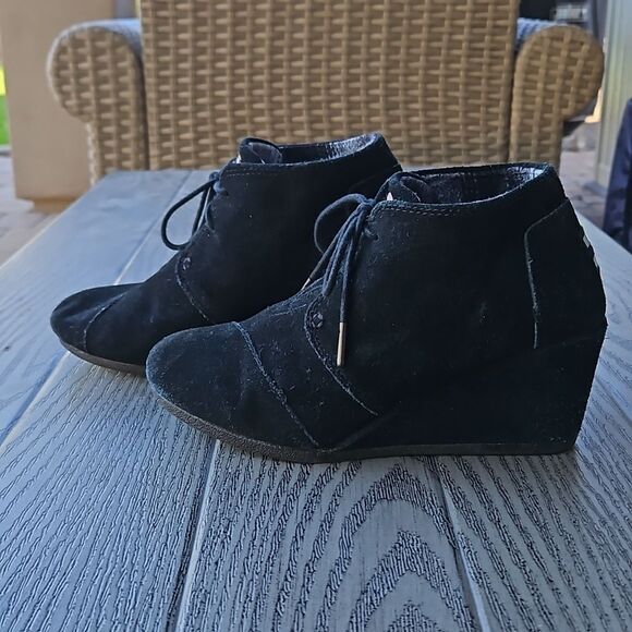 TOMS Desert Wedge Black Suede Lace-up Short Boots Booties Women size 8.5 - Picture 2 of 9
